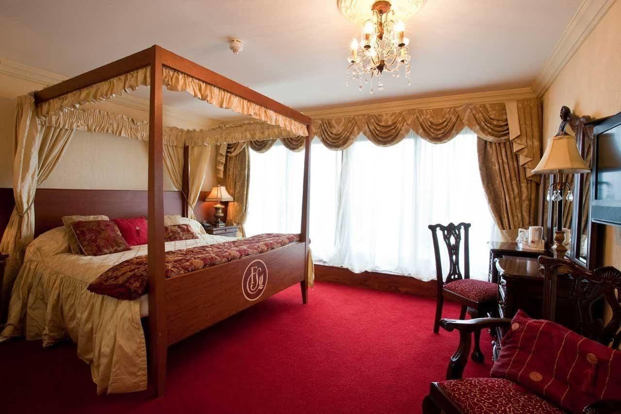 Four Seasons Hotel, Hotel 4*